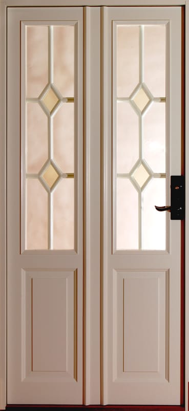 Ljus pardörr med höga glasrutor och dekorativ spröjs med diamantformer samt spegelpanel nedtill.