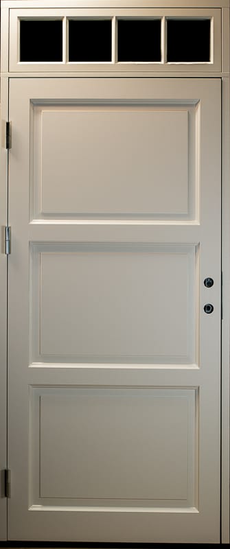 Ljus helfransk ytterdörr med fyra små glasrutor i överljus och tre stora spegelpaneler.