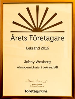 Diplom i guldram med texten ”Årets Företagare Leksand 2016” till Johny Woxberg, Allmoge­snickerier i Leksand AB.