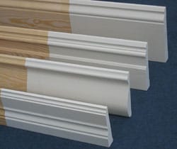 "Fyra lister placerade uppifrån och ner: en 142 mm golvsockel i allmogestil, en 115 mm golvsockel i kulturstil, ett 110 mm fönsterfoder i allmogestil och ett 95 mm fönsterfoder i kulturstil."