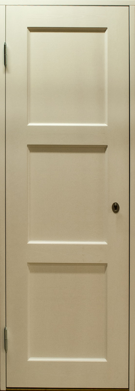 Vit innerdörr med tre rektangulära speglar i enkel, klassisk design.