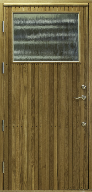 En ytterdörr i massiv ek med lodräta smala panelbrädor. Övre delen av dörren har ett rektangulärt fönster med strukturglas som ger insynsskydd men släpper in ljus. Dörren är utrustad med modernt metallhandtag och dubbla lås.