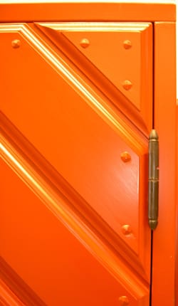 Detaljbild av paneldörr med en profilerad fiskbenspanel och Allmogegångjärn