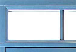 Detaljbild av ett överljus ovanför en dörr, med en blåmålad ram och ett rektangulärt fönster indelat i två rutor.