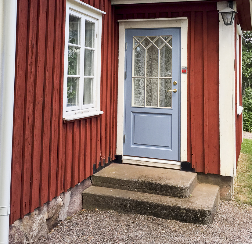 Pardörr med glaspartier där spröjsen ger tydlig rutindelning och ljusinsläpp.