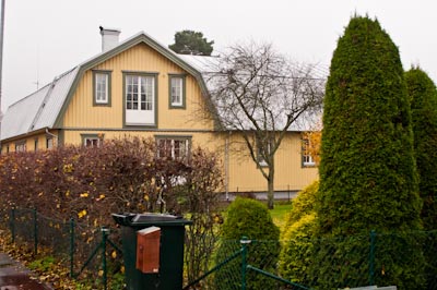 Husfasad med spröjsade fönster och tydliga karmar/foder.