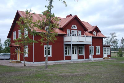 Översiktsbild av huset utifrån, med fasad och fönster i klassisk stil.