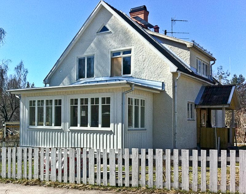 Vy av hus/verandapartier med traditionella fönster och tydliga foder.