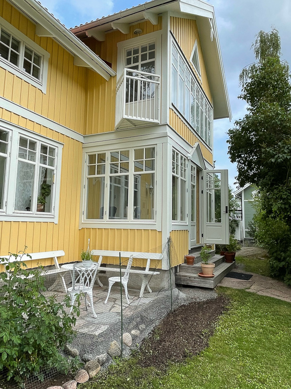 Veranda med spröjsade fönsterpartier och glas som ger ett ljust intryck.