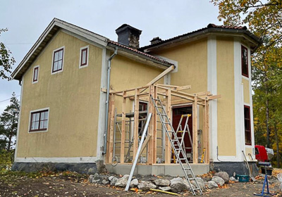 Fasad före utbyggnad med fönster som ger ljus inomhus.