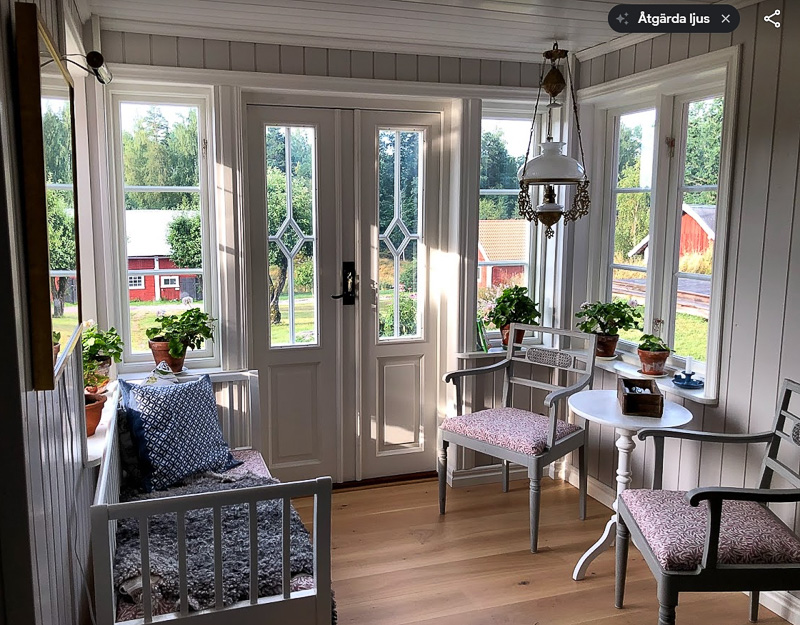 Pardörrar med glas och spröjs som ger fint ljusinsläpp i rummet.