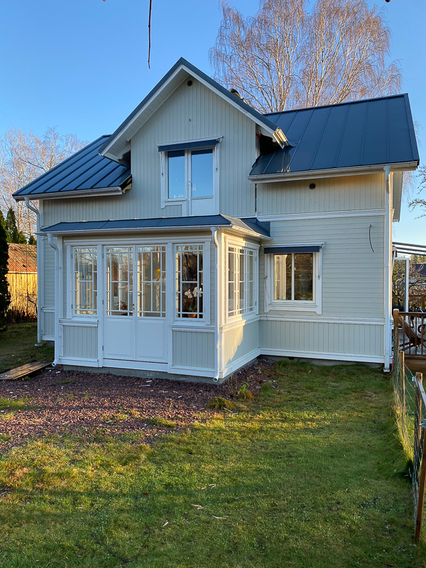 Glasveranda med spröjsade fönster och mycket glas som släpper in dagsljus.