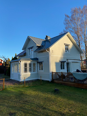 Glasveranda med spröjsade fönster och stora glasytor som ger fint ljusinsläpp.