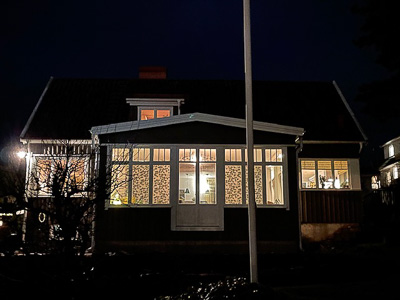 Veranda med många fönster som lyser upp genom glaset och släpper in ljus.