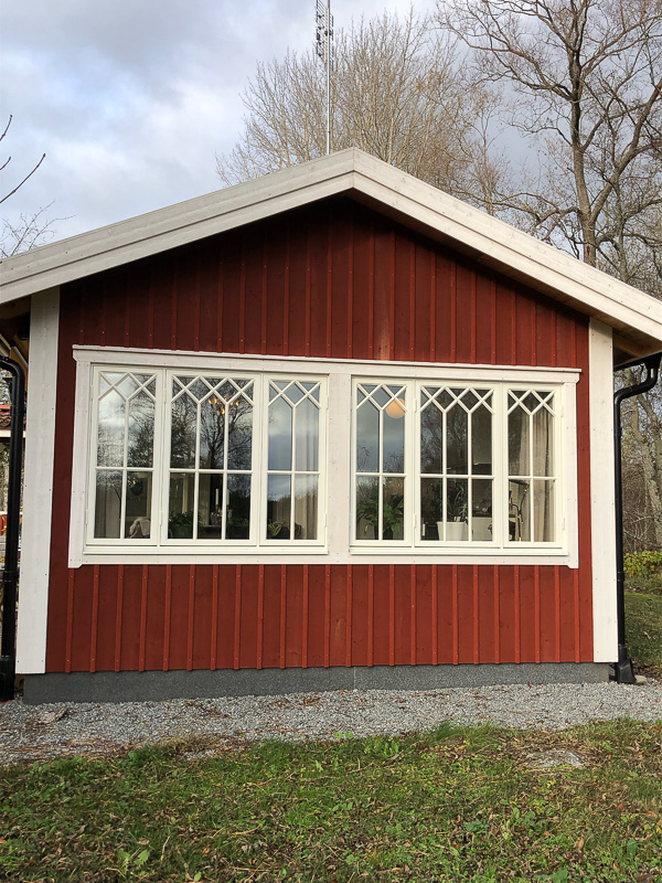 Lång spröjsad fönsterrad med stora glasytor som släpper in ljus.