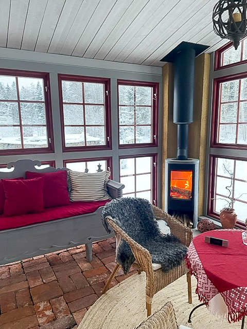 Flera spröjsade fönster med stora glasytor som ger fint dagsljus.