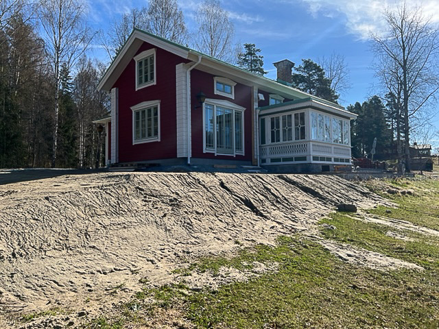 Sidovy av hus med veranda, spröjsade fönsterpartier och glasade dörrar som skapar ljus inomhus