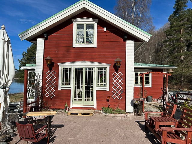 Spröjsade glasrutor i fönsterdörr som släpper in dagsljus.
