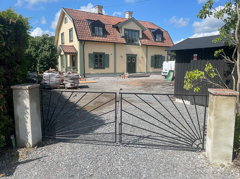 Fasadvy med flera fönster i klassisk stil och spröjsade överdelar, i samband med renoverat hus.