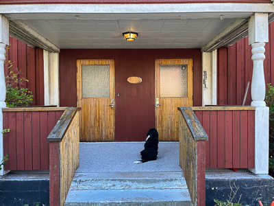 Före-bild: farstukvist med två ytterdörrar där varje dörr har ett stort frostat glasparti som släpper in ljus men skymmer insyn.