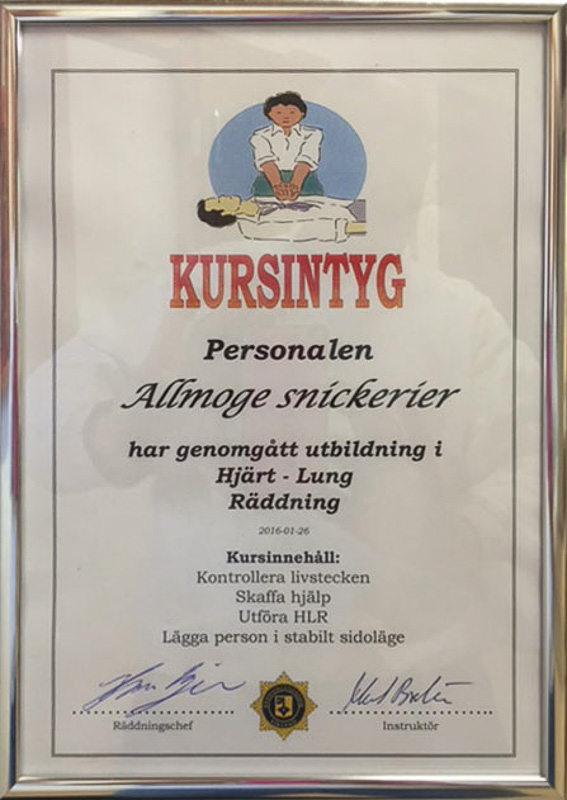 Inramat kursintyg som visar att personalen vid Allmoge snickerier har genomgått utbildning i hjärt- och lungräddning, med illustration av HLR och text om kursinnehåll.