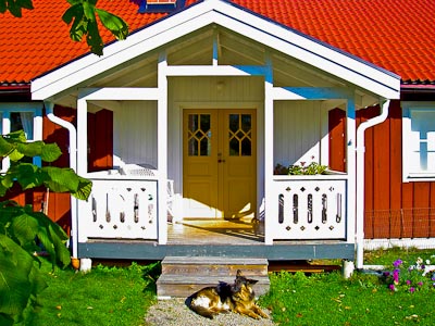 Pardörr i farstukvist med glasfält och romb/diamant-formad spröjs, klassisk spegelindelning.