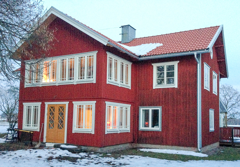 Fasad med många fönster där glaspartierna ger stort ljusinsläpp.