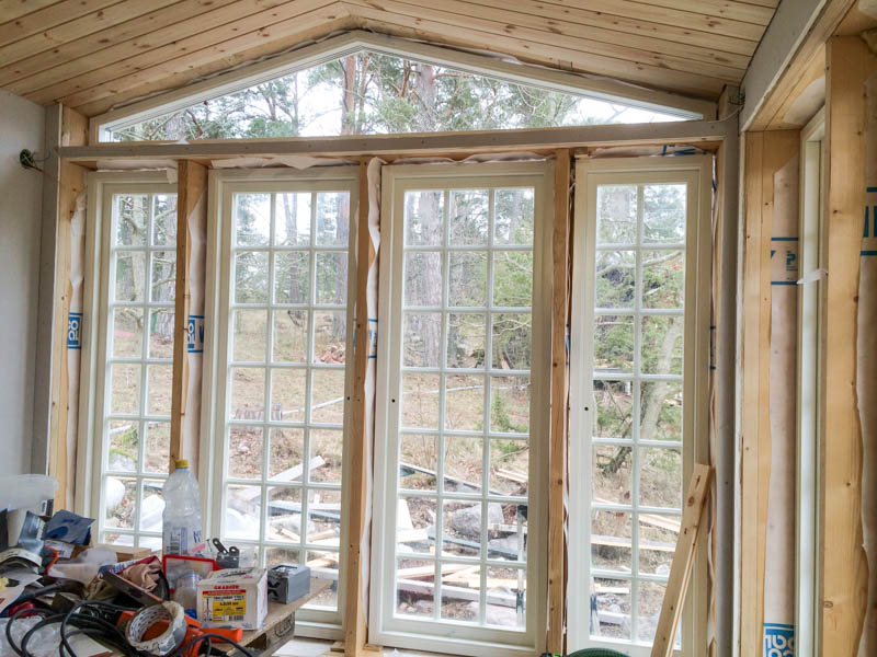 Innevy av glasparti med flera spröjsade fönsterfält och överglas som tar in mycket dagsljus.