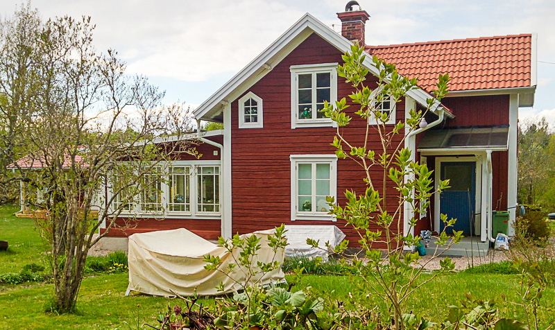 Fasadvy med flera fönster och glaspartier som ger ett jämnt ljusinsläpp och tydlig spröjsindelning.