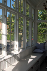 Matplats i veranda med fönsterpartier och rombformade spröjs upptill.