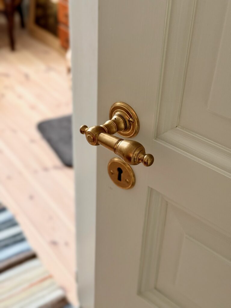 Beslag Trycke svarvat mässing från Allmoge.