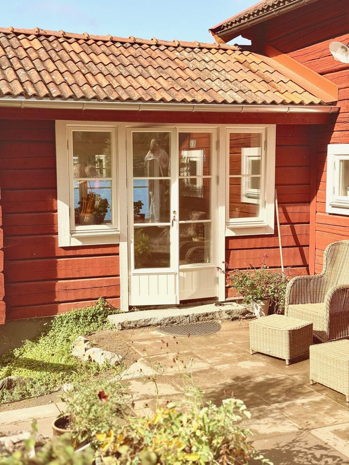 Fönsterdörr 1+1-glas Allmogeprofil Mod 102 Vit Panelbröstning från Allmoge.
