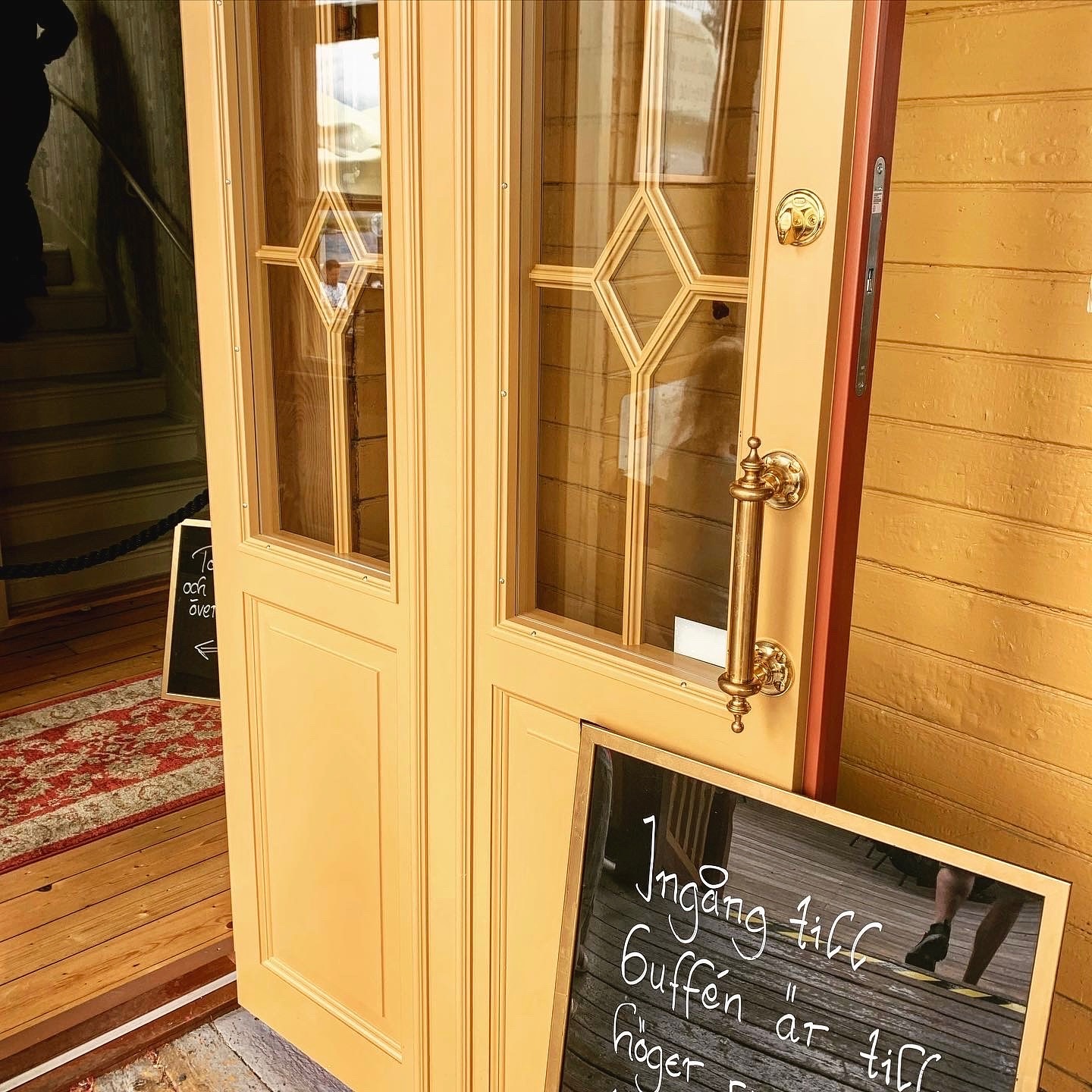 Ytterdörr Enkelpardörr Halvfransk EPD22 Gul Allmoge Torpromb Penselmålad från Allmoge.
