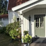 Ytterdörr Enkeldörr Halvfransk ED24 Grön Krysspröjs Kulturgångjärn Trycke 6638 Vitt hus från Allmoge.
