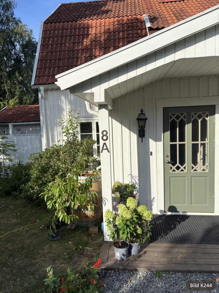 Ytterdörr Enkeldörr Halvfransk ED24 Grön Krysspröjs Kulturgångjärn Trycke 6638 från Allmoge.