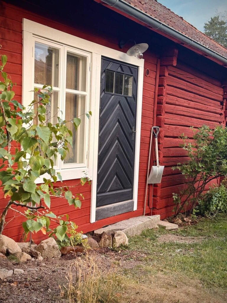 Paneldörr Profilpanel Fiskben Furu Svart Allmogegångjärn Fas 40B7 Linoljefärg från Allmoge.